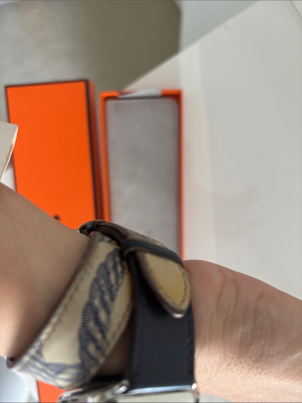 Hermès Apple Watch Band Set in navy and Beige - Picture 7 of 7